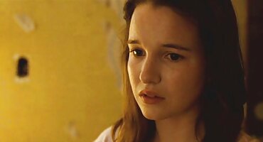 യുവ സുന്ദരി ഒരു വലിയ ലിംഗത്തെ ഭയപ്പെട്ടില്ല, ആകാംക്ഷയോടെ നഗ്നനായി