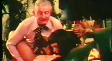 മസാജ് ക്ലയന്റ് വിരലടയാളം ഉണ്ട് കം സഹായിക്കുന്നു