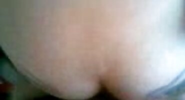 ക്യാമറയ്ക്ക് മുന്നിൽ നഗ്നനായി നഗ്നനായി, കഴുതയിൽ ഒരു ഡിൽഡോ അടിക്കാൻ തുടങ്ങി