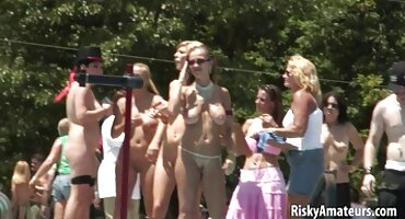 റഷ്യൻ പെൺകുട്ടി അവളുടെ രുചികരമായ കഴുതയിൽ കാമുകനൊപ്പം അക്രമാസക്തമായി ധരിക്കുന്നു