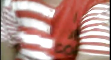 പീഡകൻ ഒരു തൂണിലേക്ക് ചങ്ങലയിട്ട ഒരു വേശ്യയെ പീഡിപ്പിക്കുന്നു, അവളെ കം അനുവദിക്കുന്നില്ല