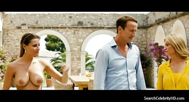 വെളുത്തുള്ളി പോർച്ച് ന് നാണയങ്ങൾ വലിയ പയ്യൻ ആസ്വദിക്കുന്നു