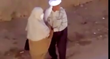 പെണ്കുട്ടി കോഴിയെ പുറത്താക്കുന്നു, ലൈംഗിക മസാജ് വഴി രതിമൂർച്ഛയിലേക്ക് ആൺകുട്ടിയെ കൊണ്ടുവരുന്നു