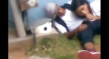 യുവ സുന്ദരി ഒരു അപരിചിതന്റെ മുന്നിൽ അവളുടെ കാലുകൾ പരത്തുന്നു