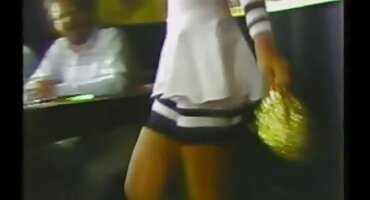 അടുക്കളയിൽ കച്ചവടം നടത്താൻ അവൻ ബ്രൌണിനെ അനുവദിച്ചില്ല, അവളെ ഫക്ക് ചെയ്യാൻ നിർബന്ധിച്ചു.