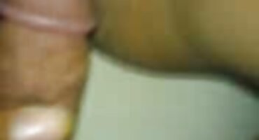 കാമുകി അഭ്യർത്ഥന ലൈംഗിക അടിമ അവളുടെ ലാറ്റക്സ് പാന്റ്സ് നക്കി