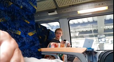 മസാജ് സുന്ദരിയായ പെൺകുട്ടിയെ വശീകരിച്ചു അവളുടെ അശ്ലീല മസാജ് വാഗ്ദാനം ചെയ്തു