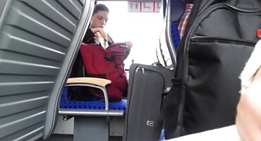 ലെഗ്ഗിന്ഗ്സ് ലെ മല്യ്ഹ മൃദുവായ കാലുകൾ ഒരു നിൽക്കുന്ന കോഴി എടുക്കുന്നു