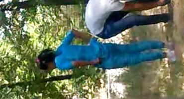 എബണി പെൺകുട്ടി വഷളായ അടിവസ്ത്രവും സ്റ്റോക്കിംഗും കൊണ്ട് ഡ്യൂഡ് വശീകരിച്ചു