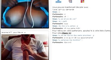 രണ്ടു പെണ്കുട്ടികള് ഒരുമിച്ച് തമാശകള് പറഞ്ഞെങ്കിലും