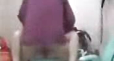 ക്യാമറയ്ക്ക് മുന്നിൽ ഒരു പുരുഷന്റെ കുണ്ണയിൽ തലോടി യുവതി