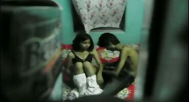 കറുത്ത വർഗക്കാരനായ ഒരു യുവാവിനെ സഹായിക്കാൻ പക്വതയുള്ള ഒരു പെൺകുട്ടി ആവശ്യപ്പെട്ടു.