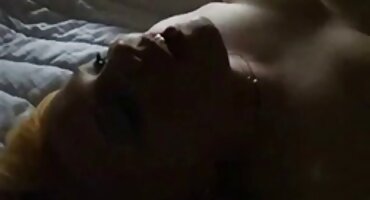 ഒരു വലിയ കോഴി ഏജന്റ് ഒരു അശ്ലീല കാസ്റ്റിംഗ് മുന്നിൽ പെൺകുട്ടി