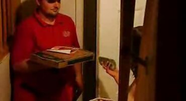 മൂന്ന് യുവ സ്ലത്സ് ആൺകുട്ടിയെ അവരുടെ ആനന്ദത്തിൽ ഏർപ്പെടാൻ