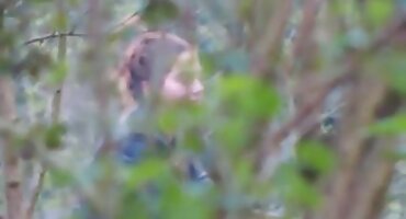 ഒരു ഹാർഡ് കോക്ക് മുന്നിൽ കഴുത ഡോഗി സ്റ്റൈലിൽ നീണ്ട മുടിയുള്ള അമച്വർ മുടി