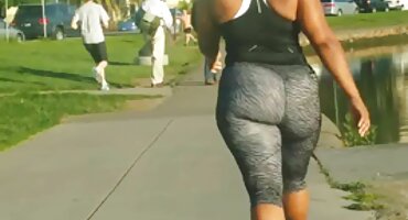 മദ്യപിച്ച അതിഥി കോഫി, കസേരയിൽ അടുക്കളയിൽ കഴുത