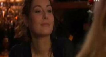 ഏഷ്യൻ പെൺകുട്ടി കറുത്ത സ്റ്റോക്കിംഗ്സ് കളിക്കുന്നത് കാമുകൻ കിടപ്പുമുറിയിൽ