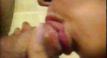 യംഗ് നിംഫൊ കാസ്റ്റിംഗ് ഒരു കോഴി-ഞെക്കി കഴുത കൊടുത്തു