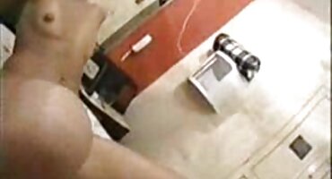 പെൺകുട്ടി പതുക്കെ വിരലുകൾ കൊണ്ട് കസേരയിൽ യോനിയിൽ പിടിച്ചു പരവശനായി പോകുന്നു