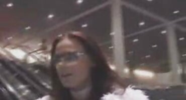 പണത്തിന് ശേഷം ഒരു പിക്കപ്പ് ട്രക്ക് ഉപയോഗിച്ച് ബസ്റ്റി നായിക