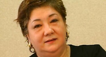 ഒരു റൊമാൻസ് നോവൽ വായിക്കുന്നതിലൂടെ ആവേശഭരിതനായി, അത്യാഗ്രഹത്തോടെ മാസ്റ്റർപീസ്