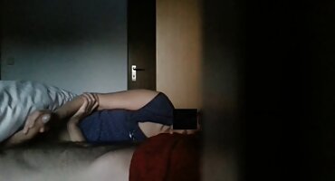 മാഡമോയിസെൽ വലിയ മുലകൾ നൈപുണ്യപൂർവ്വം ഒരു പൾസേറ്റിംഗ് കോക്ക്