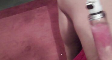 ഷാഗി മനുഷ്യൻ ഒരു വൈബ്രേറ്റർ ഉപയോഗിച്ച് കാമുകന്റെ രോമമുള്ള പുസിയെ ആവേശഭരിതനാക്കി