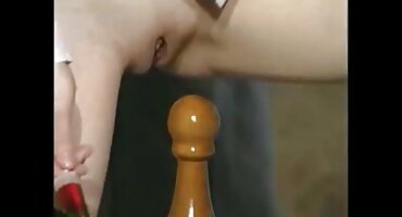 ഭര്ത്താവ് ഭാര്യയെ കസേരയിലിരുത്തി തളര്ത്തിക്കളയുന്നു