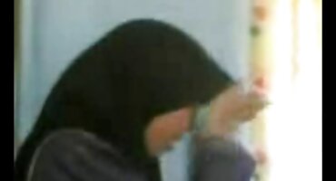 ഒരു ലാറ്റിനയുടെ കാലുകൾ സ്റ്റോക്കിംഗിൽ നക്കി ഒരു അക്രമാസക്തമായ ബന്ധത്തിലേക്ക് നയിച്ചു