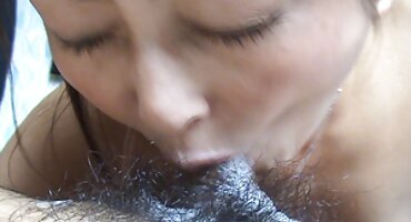 നീല മുടിയുള്ള യുവ ജാപ്പനീസ് കാമുകന് ഹാർഡ് നൽകുന്നു