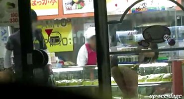 അജ്ഞാതയായ ഒരു പെണ്കുട്ടിയെ ഞാന് ക്ലോസറ്റില് കണ്ടെത്തി, അവളുമായി ഇടപഴകേണ്ടിവന്നു