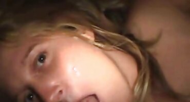 സ്റ്റെപ്ഡാഡ് തന്റെ മകളെ പാറ്റ്ലാസ് കൊണ്ട് പിടിച്ച് ശരിയായി വറുത്തു.