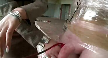 ഗ്ലാസുകളുമായി മരുമകൾ പോയി, വീട്ടിലെ മുത്തച്ഛൻ ലൈംഗികബന്ധത്തിൽ ഏർപ്പെട്ടു