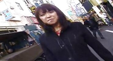 കാമുകന്റെ ഫാലസിൽ അവളുടെ വായയും കഴുതയും പ്രവർത്തിക്കുന്നു