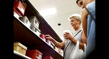 ചുവന്ന സ്റ്റോക്കിംഗിൽ പക്വതയുള്ള ലാറ്റിന ഒരു മനോഹരമായ ബ്ളോഗ് നൽകി