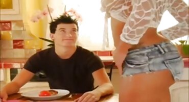 ബസ്റ്റി ലാറ്റിന ഒരു ജോലി ലഭിക്കാൻ ഫക്ക് തയ്യാറാണ്