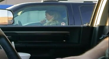 ക്യാമറയ്ക്ക് മുന്നിൽ അവളുടെ ആയുധങ്ങൾ ഉറപ്പുള്ള ടിറ്റുകൾ ഇഷ്ടപ്പെടുന്നു