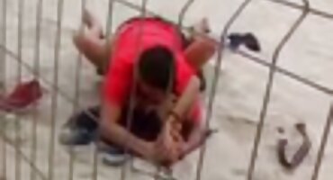 ഭാര്യ കീഴടങ്ങിയ ഭർത്താവിന്റെ ലിംഗം വലിച്ചുകീറി രുചികരമായ കം ആസ്വദിക്കാൻ നിർബന്ധിതരായി