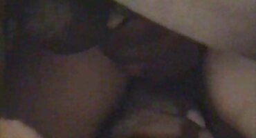 മനോഹരമായ നഗ്നചിത്രം സ്ട്രിപ്പുകൾ നഗ്നനായി ഒരു മസാല വഴിയിൽ തുമ്മി