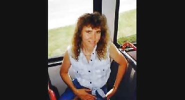 എല്ലാ അടുപ്പമുള്ള വിശദാംശങ്ങളിലും മുടി സമനിരപ്പുണ്ടാക്കുക കാണിക്കുന്നു