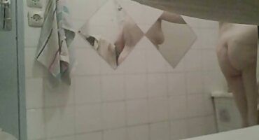 അമാൻഡ പിങ്ക് പെൺകുട്ടിയെ ആധിപത്യം സ്ഥാപിക്കുകയും കുപ്പിയിൽ ഇരിക്കുകയും ചെയ്യുന്നു