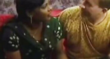 സ്റ്റോക്കിംഗിനൊപ്പം അടിവസ്ത്രം ധരിക്കുന്നതിലും നക്ഷത്രങ്ങൾക്ക് ഒരു ഫക്ക് വാഗ്ദാനം ചെയ്യുന്നതിലും സുന്ദരി സന്തോഷിക്കുന്നു