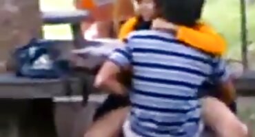 ഒരു പുരുഷ കോഴി സവാരി പരിചയസമ്പന്നരായ ഫിഷ്നെത്സ്