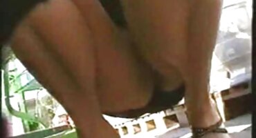 ചുളിവുകൾ കൊഴുപ്പ് യുവതി വയറു അവളുടെ നനഞ്ഞ കവചം