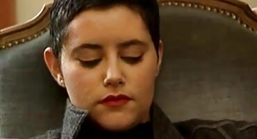 സന്ധ്യാസമയത്ത് ഏഷ്യൻ ഏഷ്യൻ ഒരു ആരോഗ്യകരമായ കോഴി ഒരു കഷണ്ടി മനുഷ്യൻ കീഴടങ്ങി