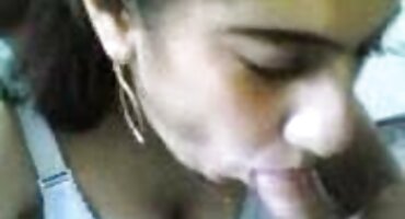 മനോഹരമായ ബ്രൂണെറ്റ്