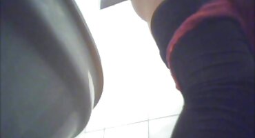 യുവ സുന്ദരി എളുപ്പത്തിൽ ഒരു വൈബ്രേറ്റർ ഉപയോഗിച്ച് അവളുടെ ക്രോച്ച് തൊടുന്നു