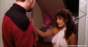 വലിയ മുലകൾ കൊണ്ട് നഗ്നനേത്രങ്ങൾ മുഖത്ത് കം എടുക്കുന്നു