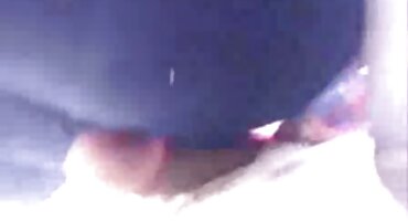 ക്യാമറ മുന്നിൽ ഒരു വലിയ ഡിൽഡോ അവളുടെ രോമമുള്ള സമനിരപ്പുണ്ടാക്കുക