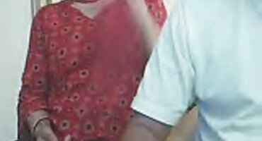 നെഞ്ച് റഗാസ പെൺകുട്ടി ഒരു മുലാട്ടോ അപരിചിതന് അടുക്കളയിലുടനീളം നൽകുന്നു